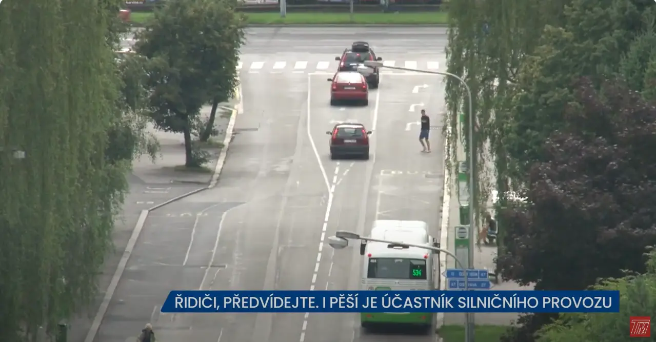 Video: I pěší je účastníkem silničního provozu, varují moravskoslezští policisté