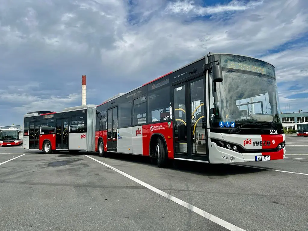 V Praze vyjeli poprvé turecké kloubové autobusy od Iveca
