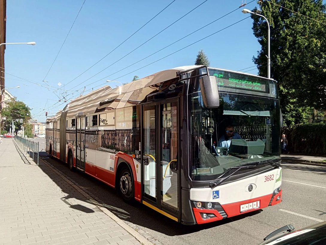 Stržené trolejové vedení komplikuje provoz trolejbusů v Brně