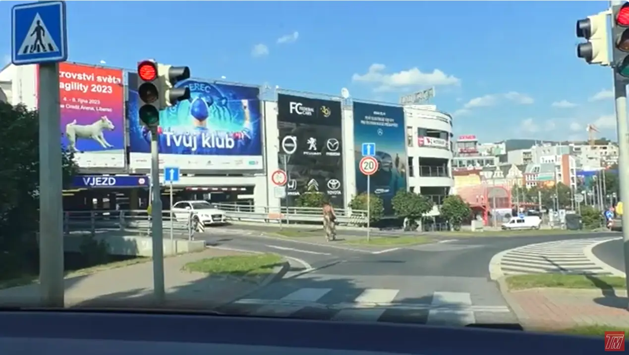 Výjezd z parkovacího domu v centru Liberce je místem častých dopravních nehod