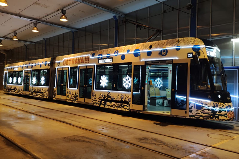 V Ostravě vyjela vánoční tramvaj