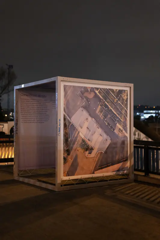 Venkovní Galerie Vltavská končí, začíná v ní poslední výstava s příznačným názvem „Co bude, Vltavská?“