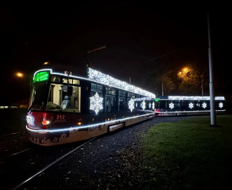 Olomouckými ulicemi prodeje vánoční tramvaj, poveze Mikuláše i betlémské světlo