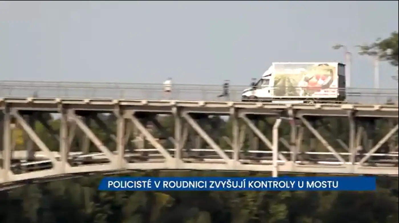 Policie v Roudnici n/L kontroluje u mostu, vozidla těžší než 10 tun na něj nesmí, je ve špatném stavu