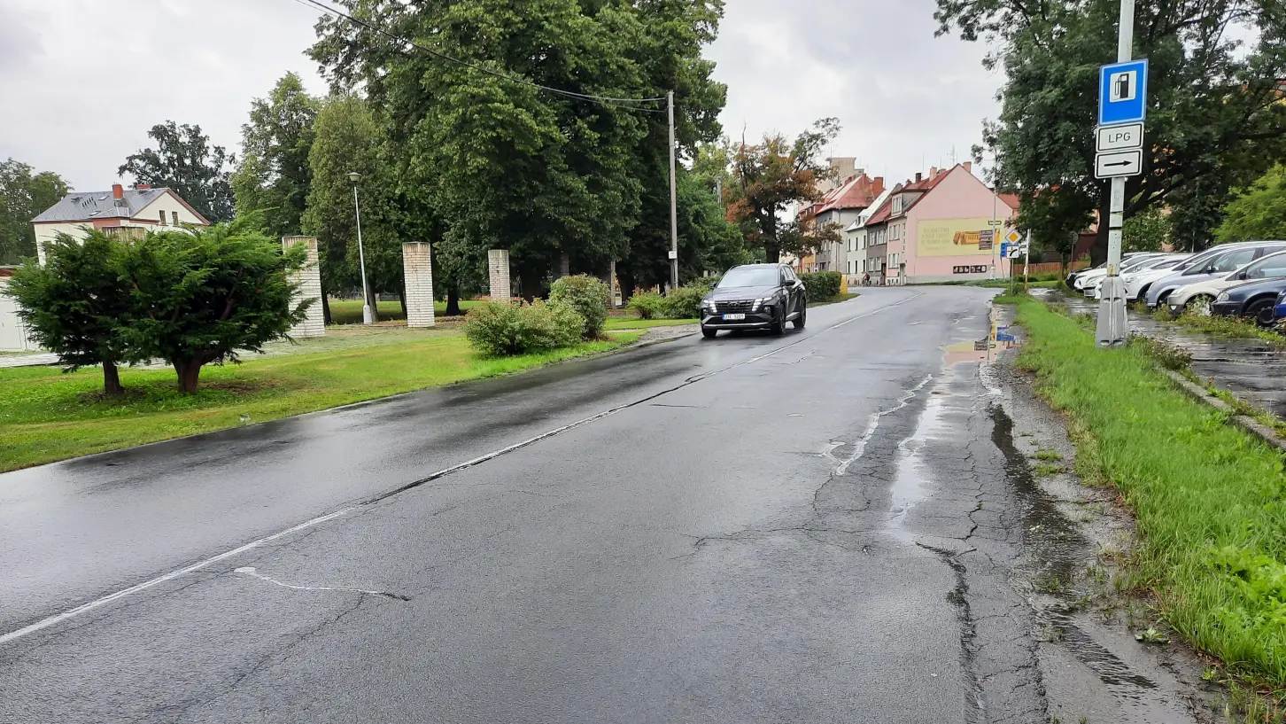 Plošné opravy nerovností silnic pokračují v Krnově a Tylově