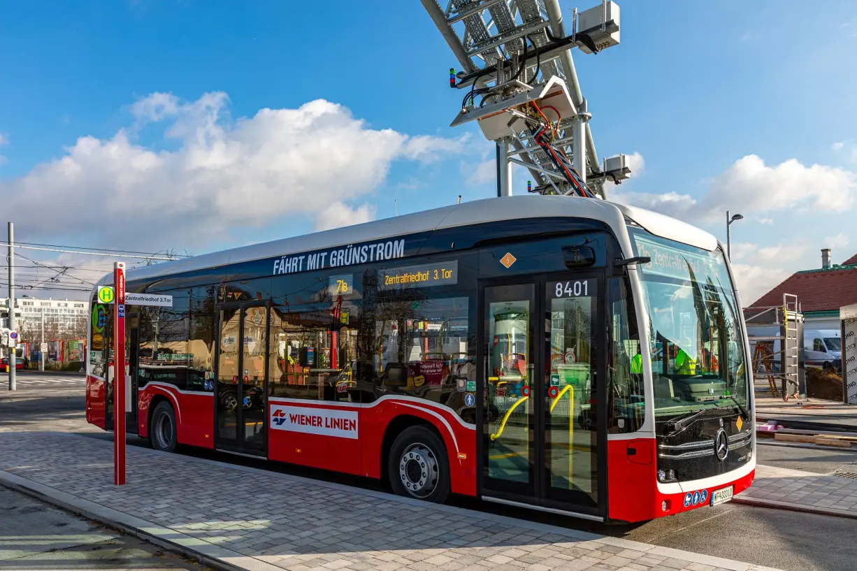 První z vídeňských e-busů eCitaro v dobíjecí stanici u centrálního hřbitova © Wiener Linien_Robert Peres
