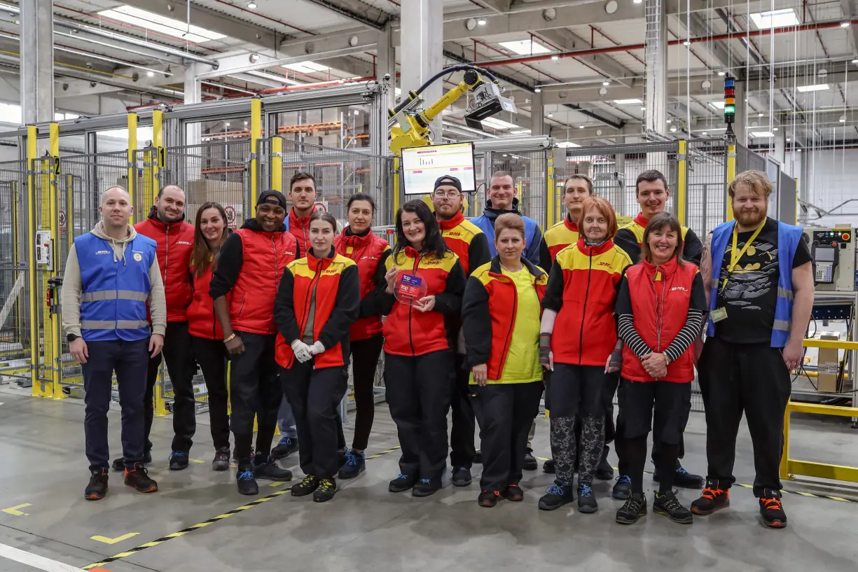 foto vedení společnosti DHL se získaným oceněním TOP Employer