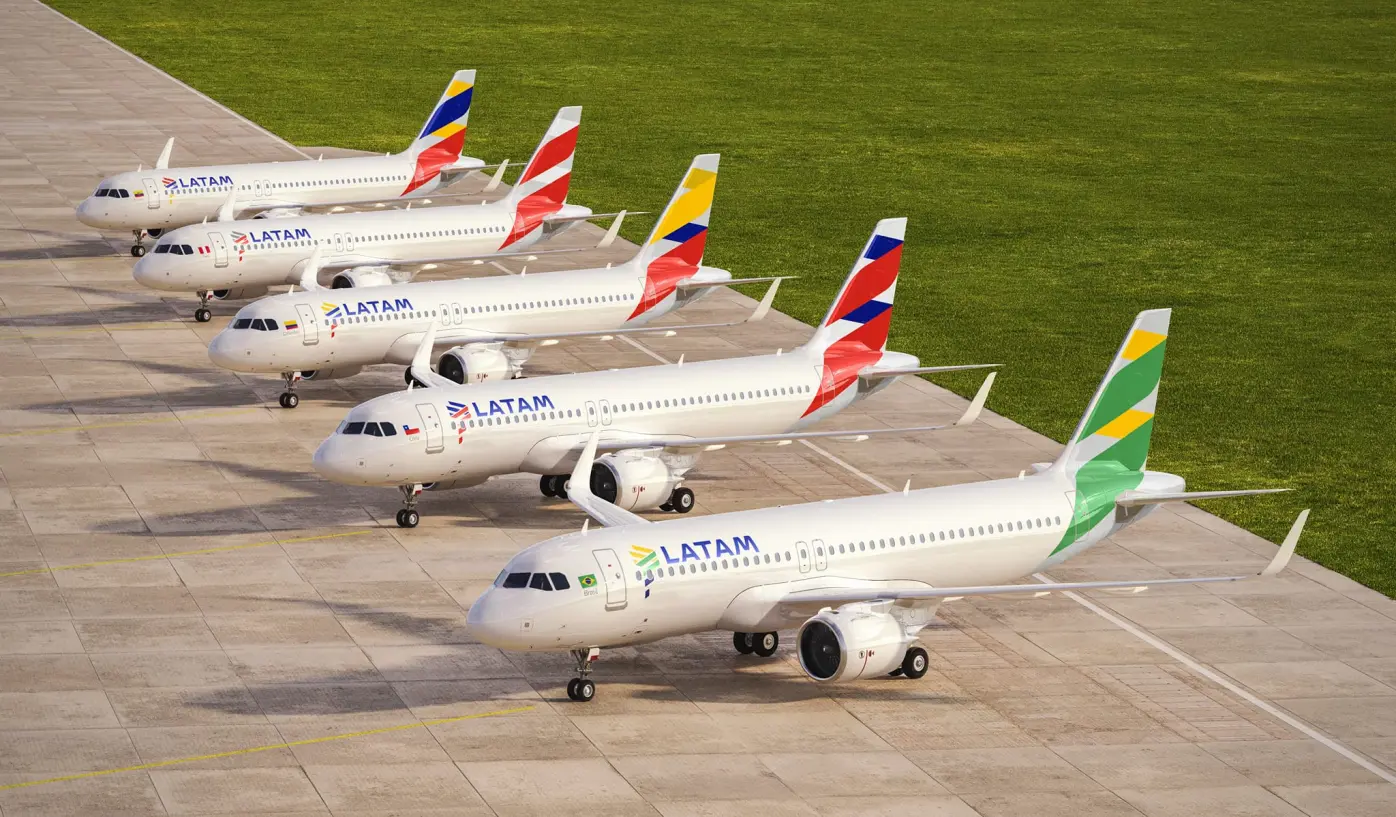 Latam Group představuje své Airbusy A320neo s vlajkami států, kde působí a provozuje vnitrostátní lety. Foto © LATAM