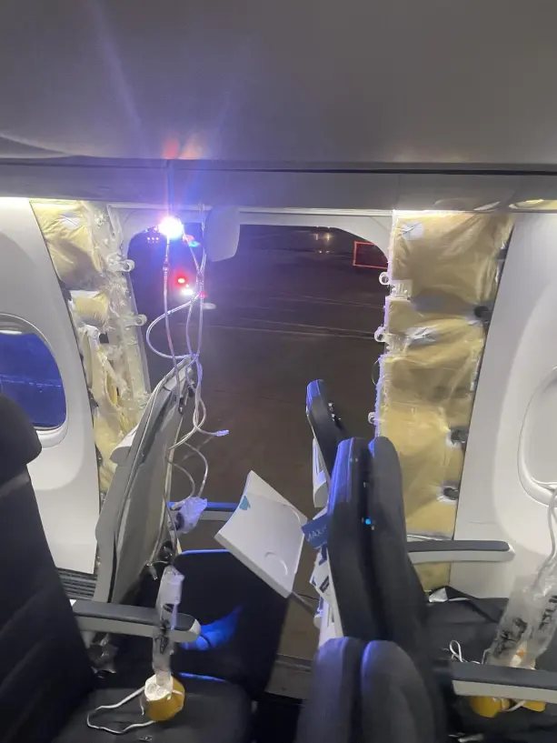 Alaska Airlines Boeing 737-Max9 dekomprese za letu s vyrvání okna a poškozením sedačky u okna. Foto Imgur.