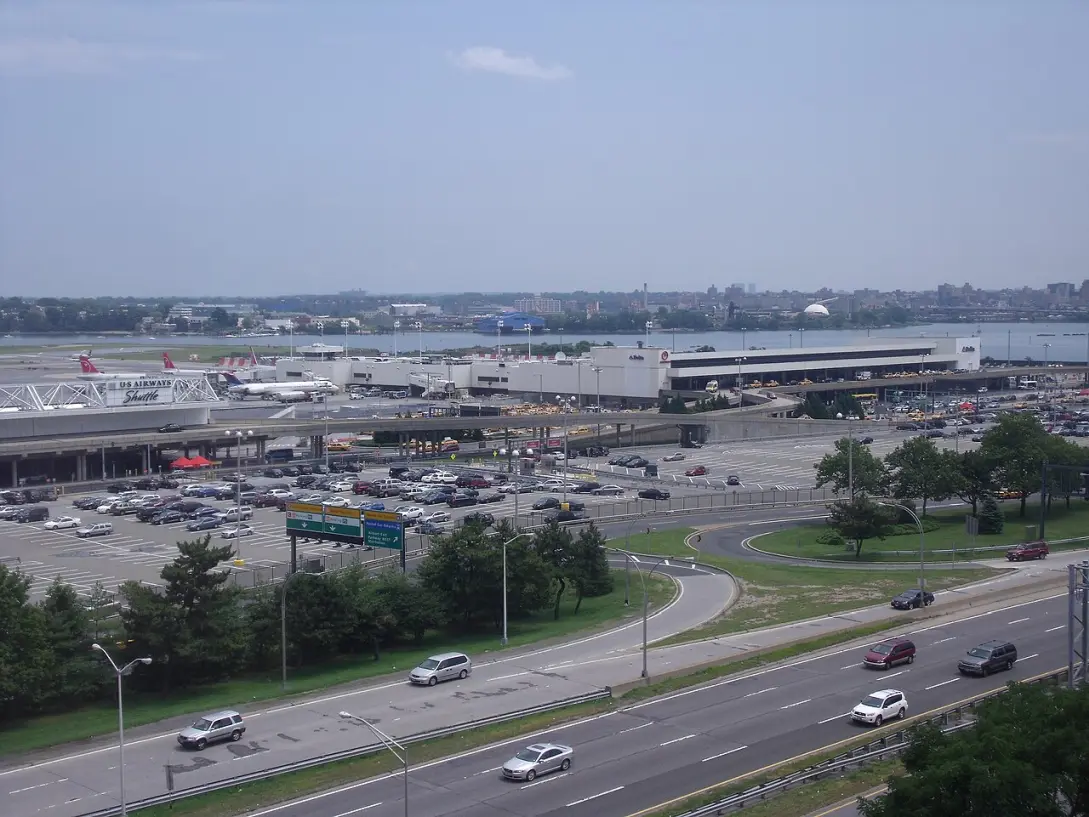 terminál na letišti LaGuardia v New Yorku společnosti Delta Air Lines. Foto Ibagli, wikipedia