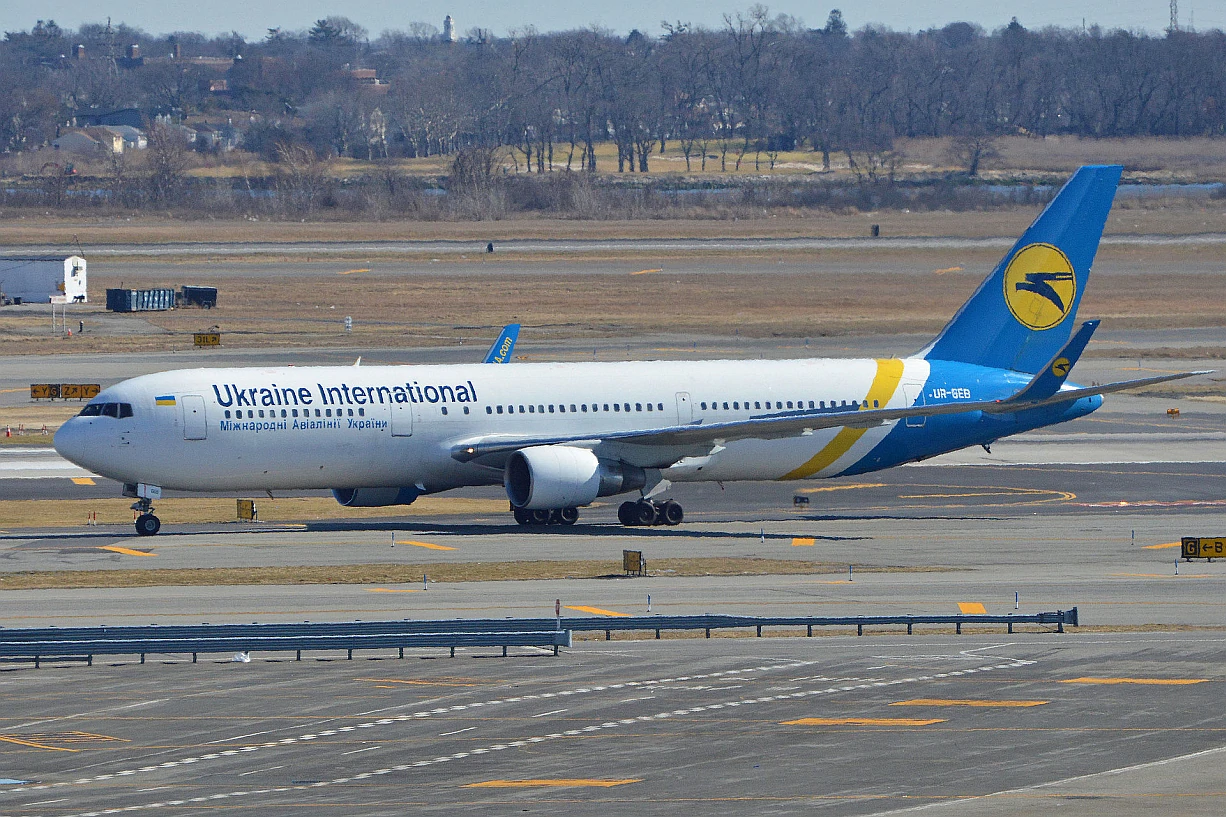 Boeing 767-300ER Ukraine International (UIA), foto Alan Wilson, wikipedia