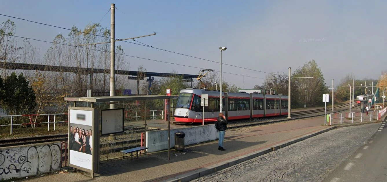 Tramvaj linky 17 na zastávce Modřany nádraží. Foto google mapy