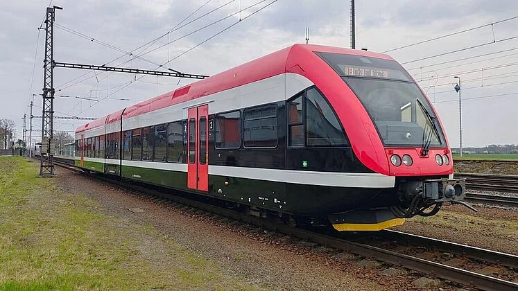 První přestavěný bývalý motorový vůz HLB pro nasazení na jižní Moravě na vlaky z Břeclavi do Znojma. Zdroj: Arriva CZ