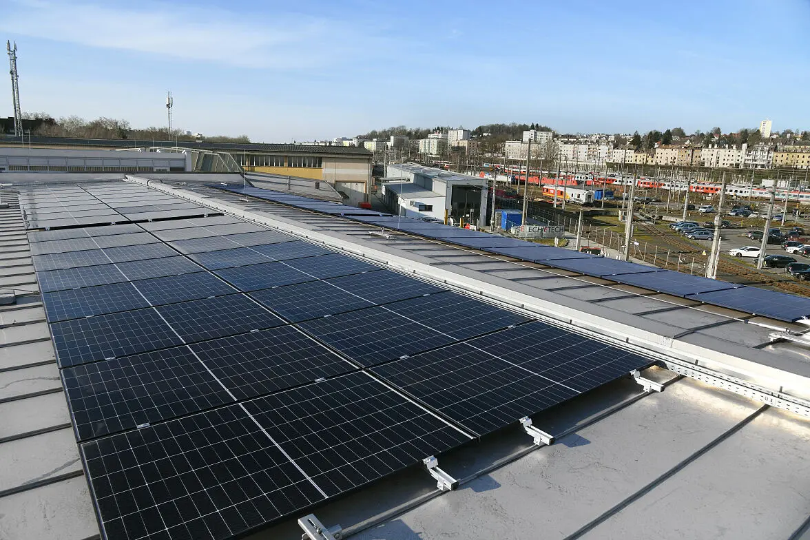 Školicí středisko ÖBB v Linzu a fotovoltaický systém na střěše Autor © ÖBB