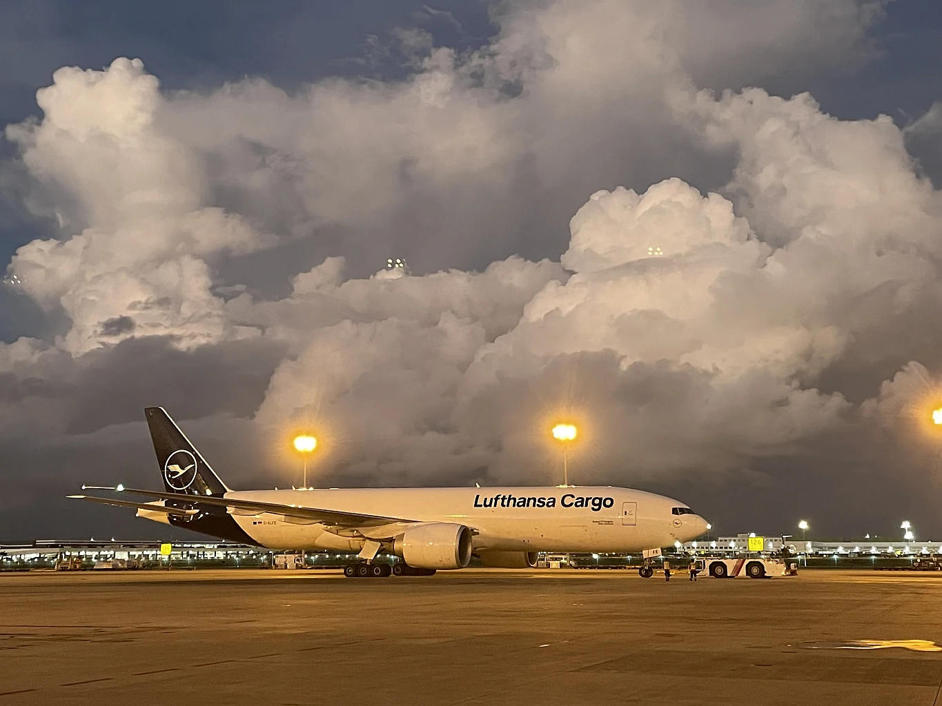 Boeing 777F na letišti v Číně - Shenzhen Boa’an International Airport (SZX). Autor Foto Lufthansa Cargo