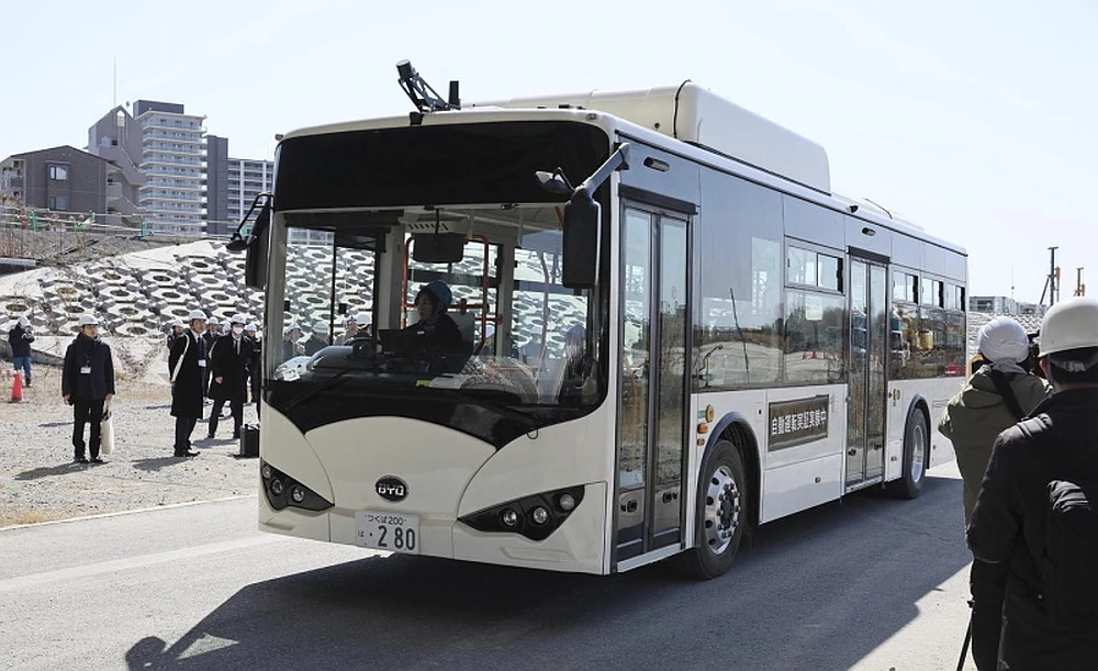 3. března 2024 se ve městě Osaka v prefektuře Osaka uskutečnil demonstrační experiment samořízeného autobusu. Na místě řidiče sedí člověk, ale volant nikdo nedrží. Prefektura Osaka a společnost Osaka Metro provádějí demonstrační experiment s cílem zavést samořízené autobusy pro přepravu návštěvníků výstavy Osaka-Kansai Expo.. Zdroj protext
