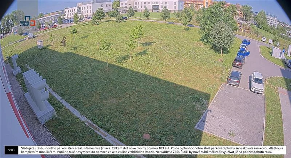 Zdroj youtube kanál streamu stavby parkoviště v areálu nemocnice v Jihlavě