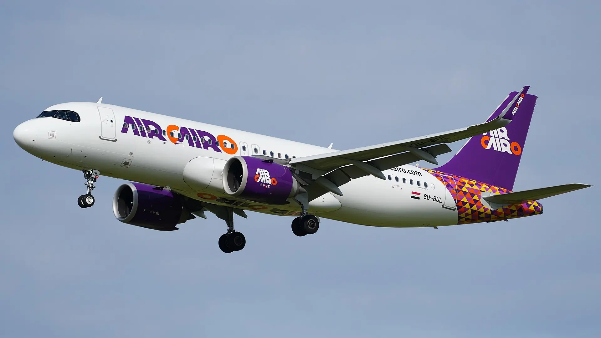 Airbus A320neo Air Cairo přistává na letišti Berlín Brandenburg. Autor MarcelX42, wikipedie