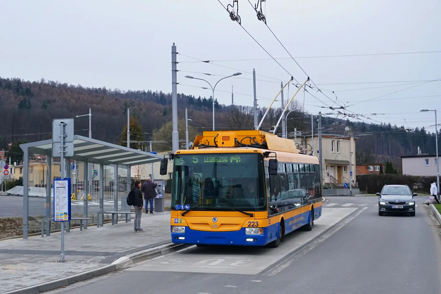 Dopravní společnost Zlín - Otrokovice a trolejbus na lince 5 k ZOO ve Zlíně, části Lešná. Autor DSZO