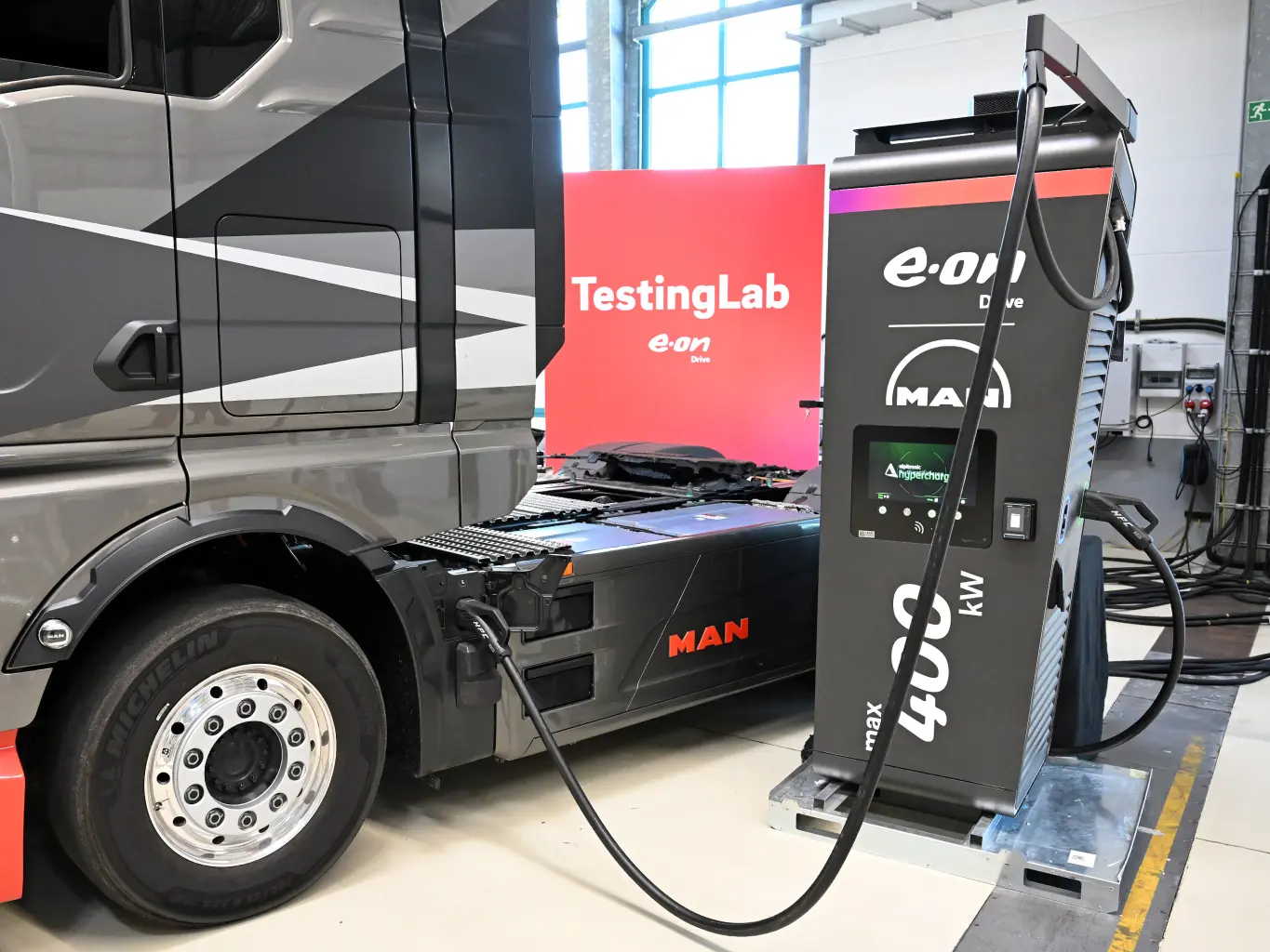 E.ON a MAN budují v Evropě veřejnou dobíjecí síť pro elektrická nákladní vozidla