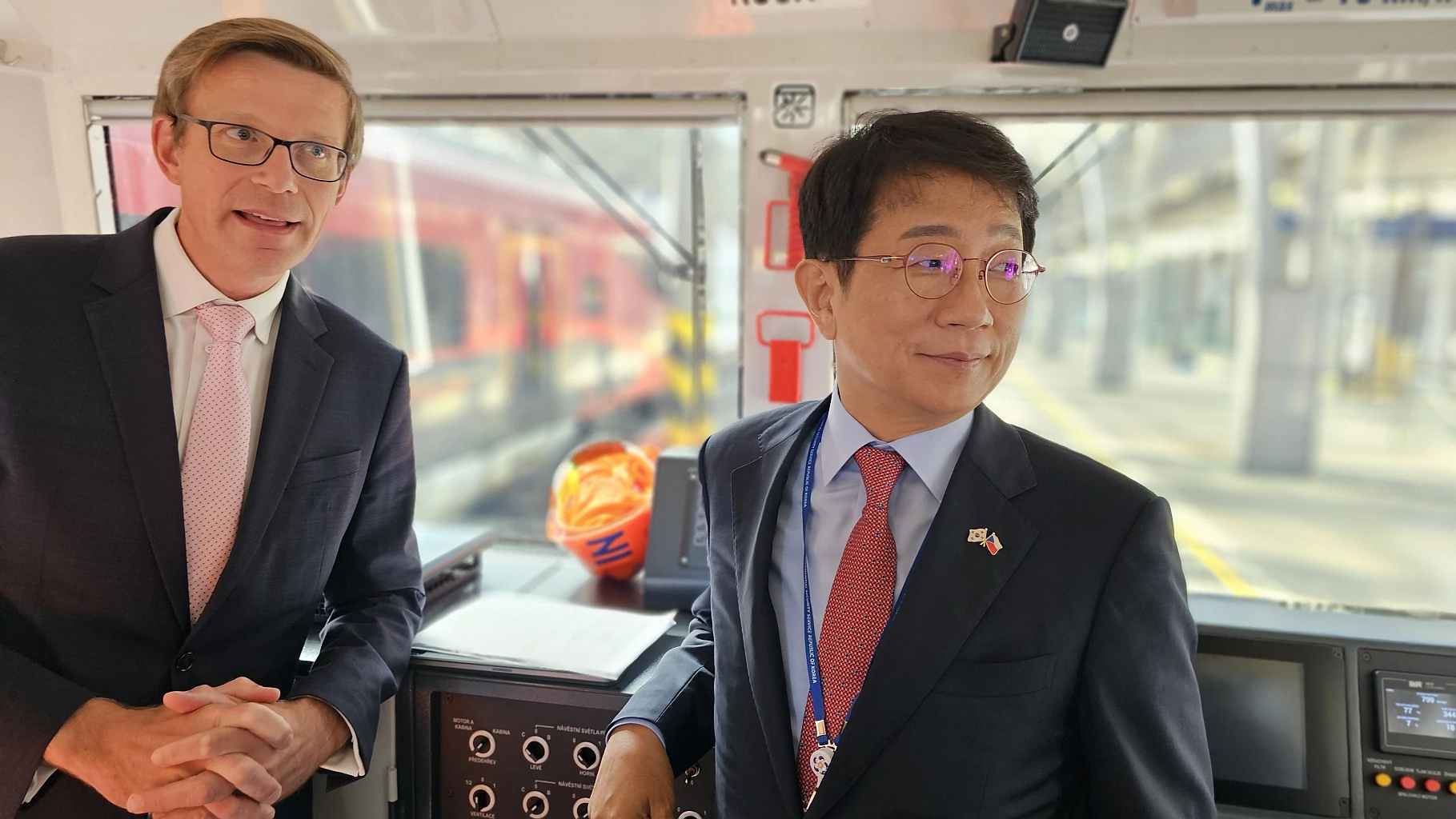 Ministr dopravy Martin Kupka se svým korejským protějškem Sang-woo Parkem ve vlaku Českých drah .Autor Min. Dopravy ČR