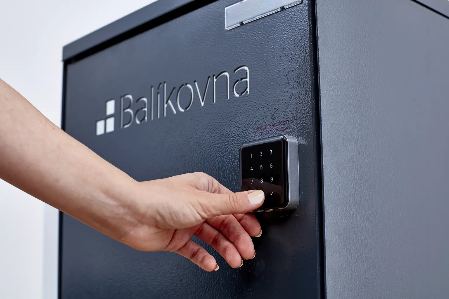 Domovní box u rodinného domu od balíkovny. Autor Česká Pošta