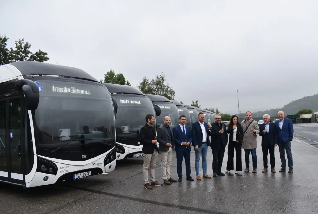 Vedení města Frýdku-Místku a zástupci dopravce Transdev Slezsko a výrobce autobusů na slavnostním představení vozů. Autor město Frýdek Místek