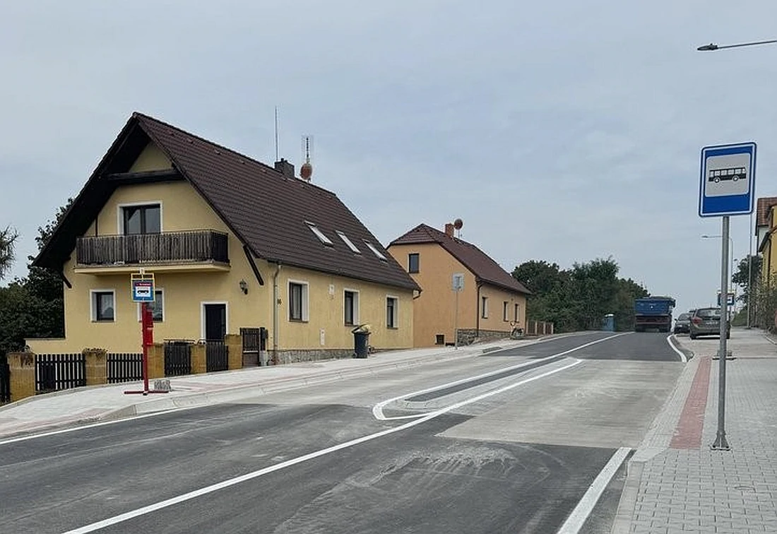 Zastávky v Liticích mají nová nástupiště. Část silnice má nový povrch. Fotografie: M. Hausner