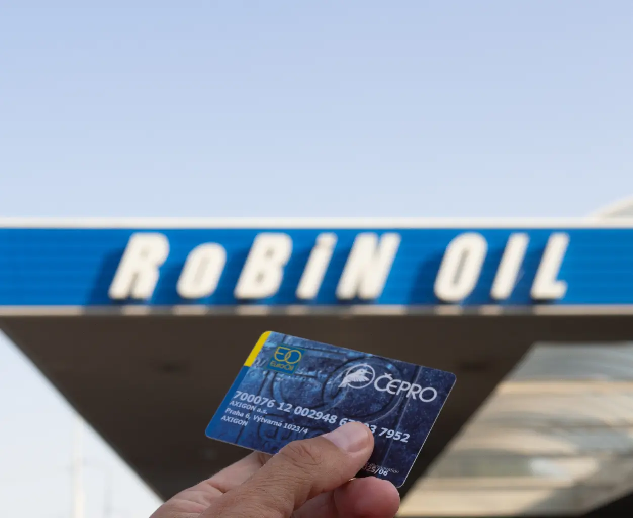 Využití plošných cen paliv loni opět rostlo. Firmy také stále více dobíjí elektromobily