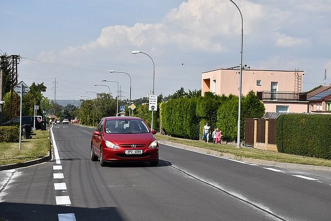 Na silnici v Radčicích se vrací provoz. Fotografie: R. Žáková
