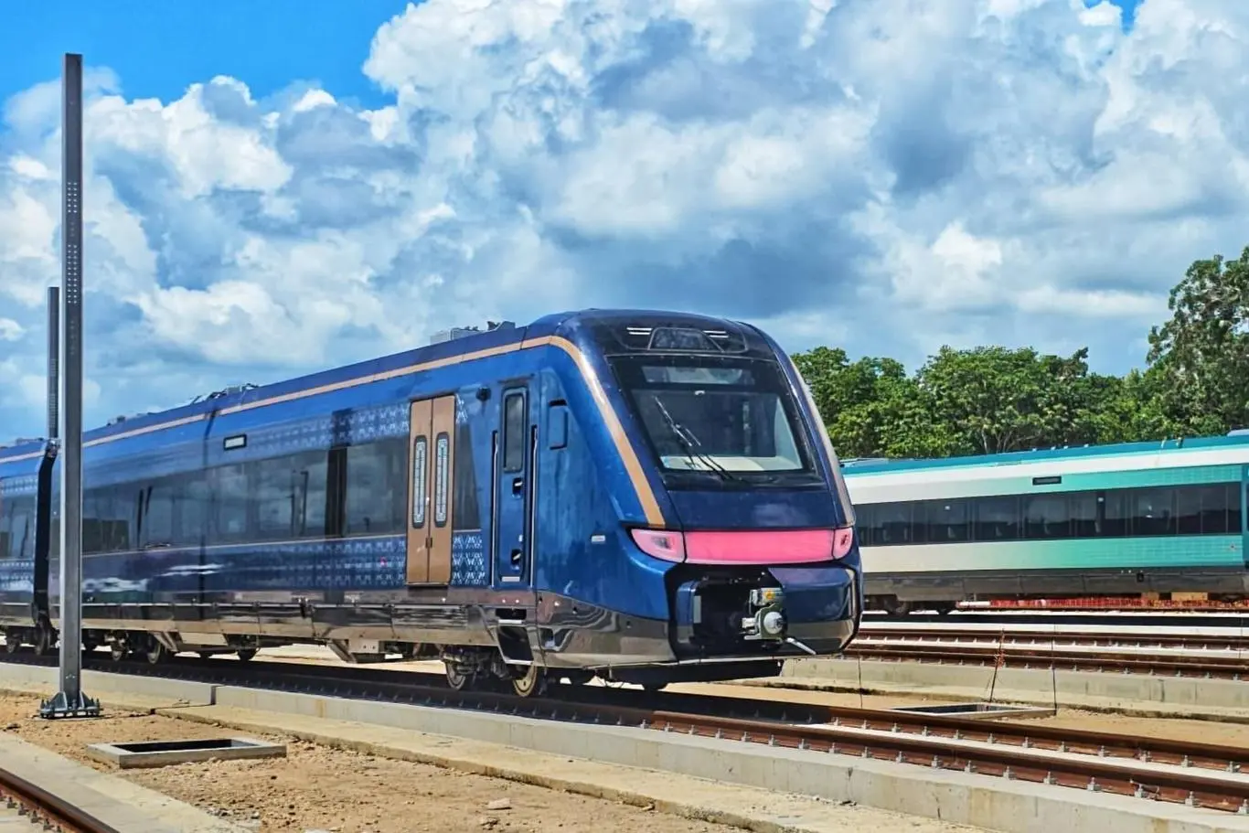 Alstom dodal první dálkový vlak pro projekt Tren Maya federální vládě a Národnímu fondu pro rozvoj cestovního ruchu (FONATUR) / Ministerstvu národní obrany (SEDENA). Autor Alstom