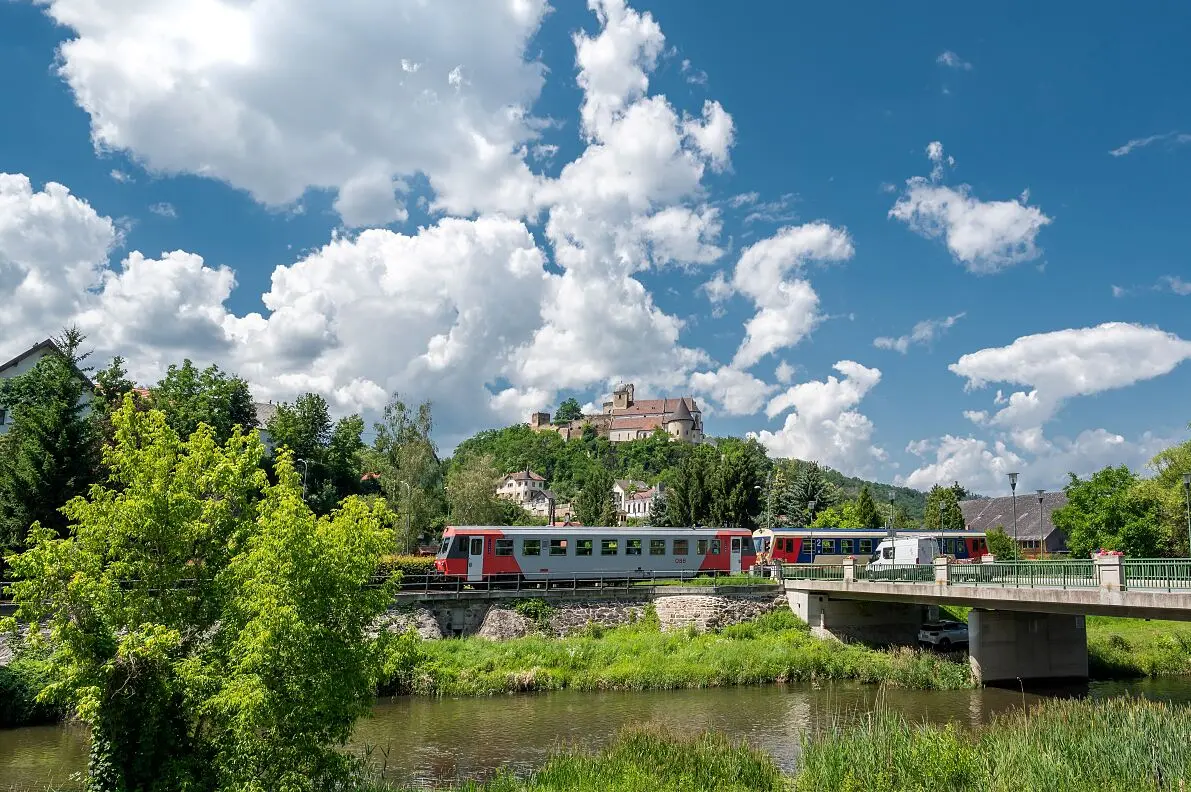 Vlak směřující z Kremže do Hornu, kde bude nahrazený bateriovými vlaky od roku 2028. Autor © ÖBB, Michael Fritscher