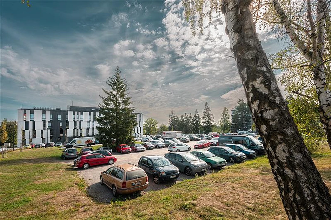 Budoucí bezplatné parkoviště Ke Skalce za krajským úřadem. Autor a zdroj město Jihlava