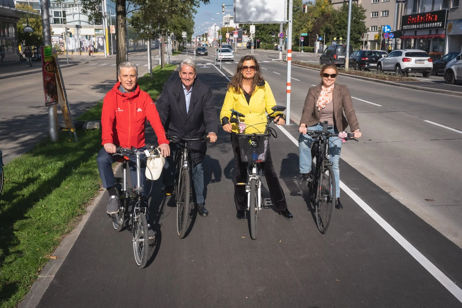 Místní radní Donaustadt Josef Taucher, starosta Ernst Nevrivy, radní pro plánování a mobilitu Ulli Sima a mluvčí mobility Angelika Pipal-Leixner