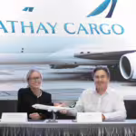 Ředitel společnosti Cathay Cargo Tom Owen (vpravo) a viceprezidentka DB Schenker Global Carrier Relation Susanne Stemmer (vlevo) oslavili nové partnerství na slavnostním podpisu v sídle letecké společnosti v Cathay City. Autor @ Cathay Cargo