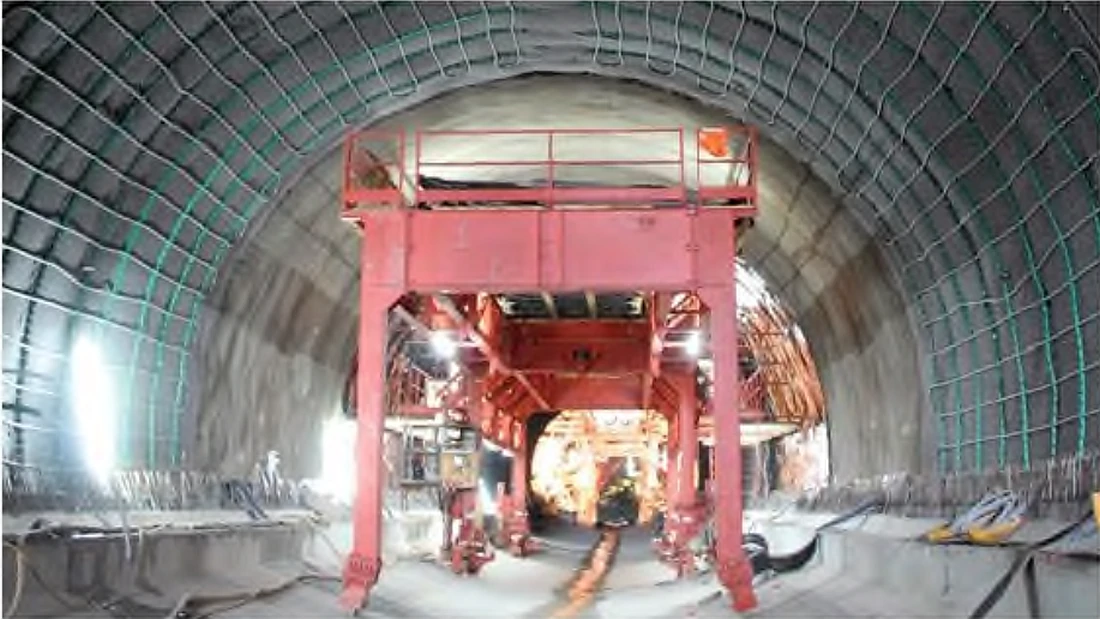 Instalace potrubí pro zisk geotermální energie v tunelu Fassenhof v Německu Autor: Studie využití geotermální energie při výstavbě metra I.D v Praze