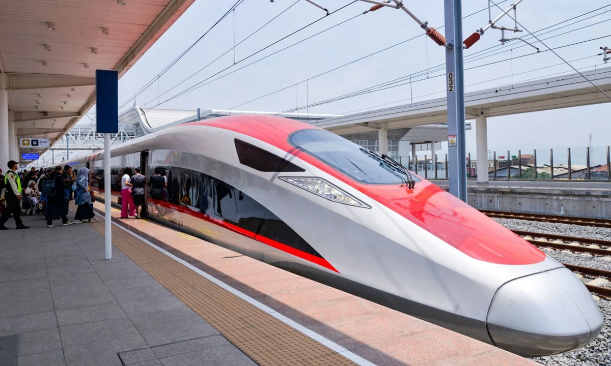 Cestující nastupují do vysokorychlostního elektrického vlaku (EMU) na nástupišti stanice Padalarang podél Jakarta-Bandung High-Speed ​​Railway (HSR) v Padalalarang, Indonésie, 17. října 2024. Foto: Xinhua
