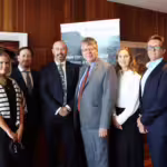 LR: David Watt, výkonný generální ředitel pro obchod, Queensland Hydro; Stefanie Teufl, konstruktérka ve vodní energii, AFRY; Paul Godden, energetický lídr, Queensland, Aurecon; Kieran Cusack, CEO, Queensland Hydro; Knut Sierotzki, viceprezident Hydropower Asie/Pacifik & Country Manager pro Austrálii, AFRY; Sinja Pejanovic, specialista na rozvoj přečerpávací vodní elektrárny, Aurecon; Paul Gleeson, výkonný ředitel, Energetika – Austrálie, Aurecon; Mohsen Moeini, Hydropower Leader, Austrálie, Aurecon. Autor Aurecon