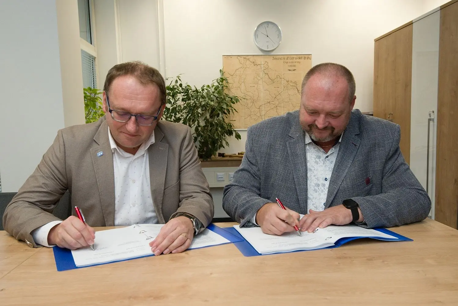 Smlouvu na zajištění dopravní obslužnosti na regionálních tratích na Bruntálsku av části Olomouckého kraje dnes podepsali člen představenstva a náměstek generálního ředitele ČD pro osobní dopravu Jiří Ješeta (na fotografiích vlevo) a náměstek hejtmana MSK Radek Podstawka. @ České dráhy
