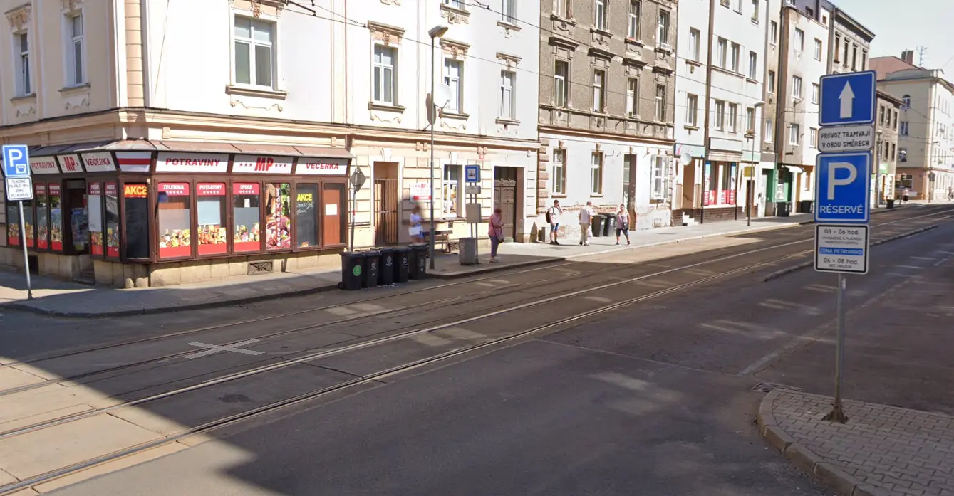 Rezidentní parkování na Jablonského ulici v Plzni v praxi. Zdroj google mapy