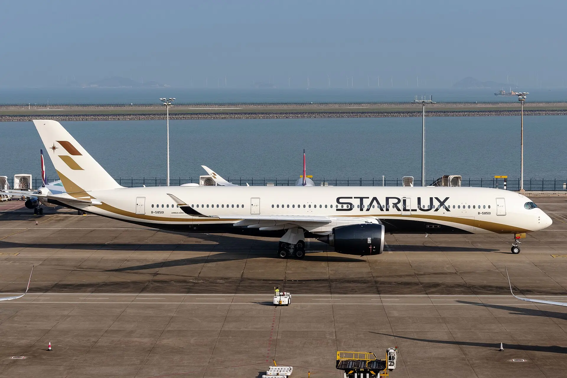 Autor Melvinnnnnnnnnnn (FN2187) z Macau, Macau - Starlux Airlines Airbus A350-941 B-58501, CC BY-SA 2.0, https://commons.wikimedia.org/w/index.php?curid=128223926