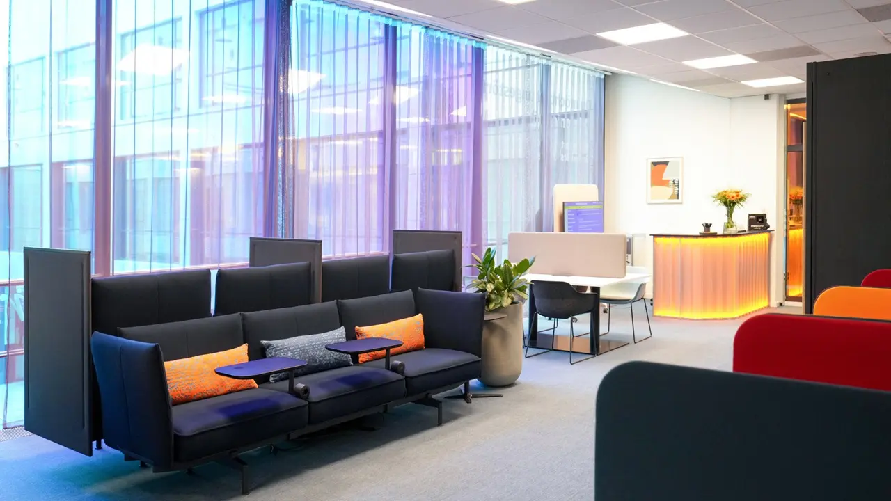 Jedno z mnoha coworkingových míst Deutsche Bahn v Mannheimu na hlavním nádraží. © DB AG Oliver Lang