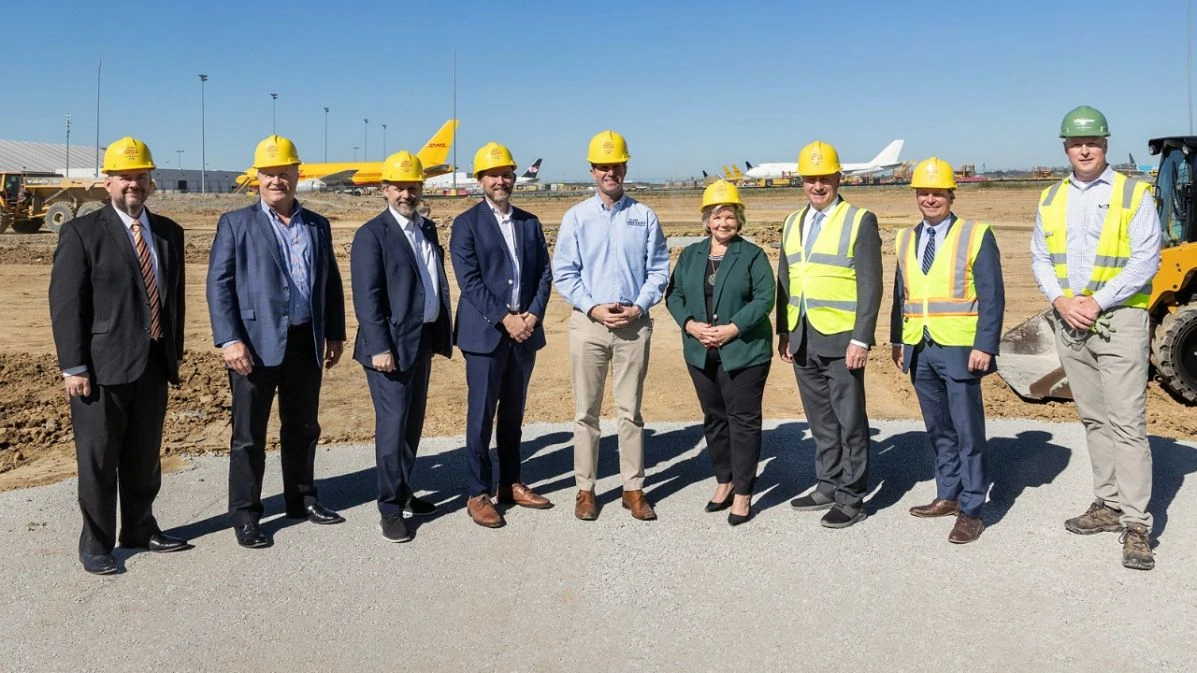 Na obrázku (zleva): Matthew Webster, správce okresu Boone; Paul Hegedus, viceprezident obchodního managementu CVG Airport Authority; Roger Libby, vedoucí korporátní veřejné politiky, DHL Group v Americe; Darryl Wettlaufer, viceprezident a generální ředitel, DHL CVG Hub; Andy Beshear, guvernér Kentucky; Candace McGraw, generální ředitelka letiště CVG; Robert Hyslop, EVP DHL Global Aviation; Edward Jung, viceprezident Global Aviation Technical Operations, DHL Express; John Megibben, viceprezident společnosti Messer. © DHL Express