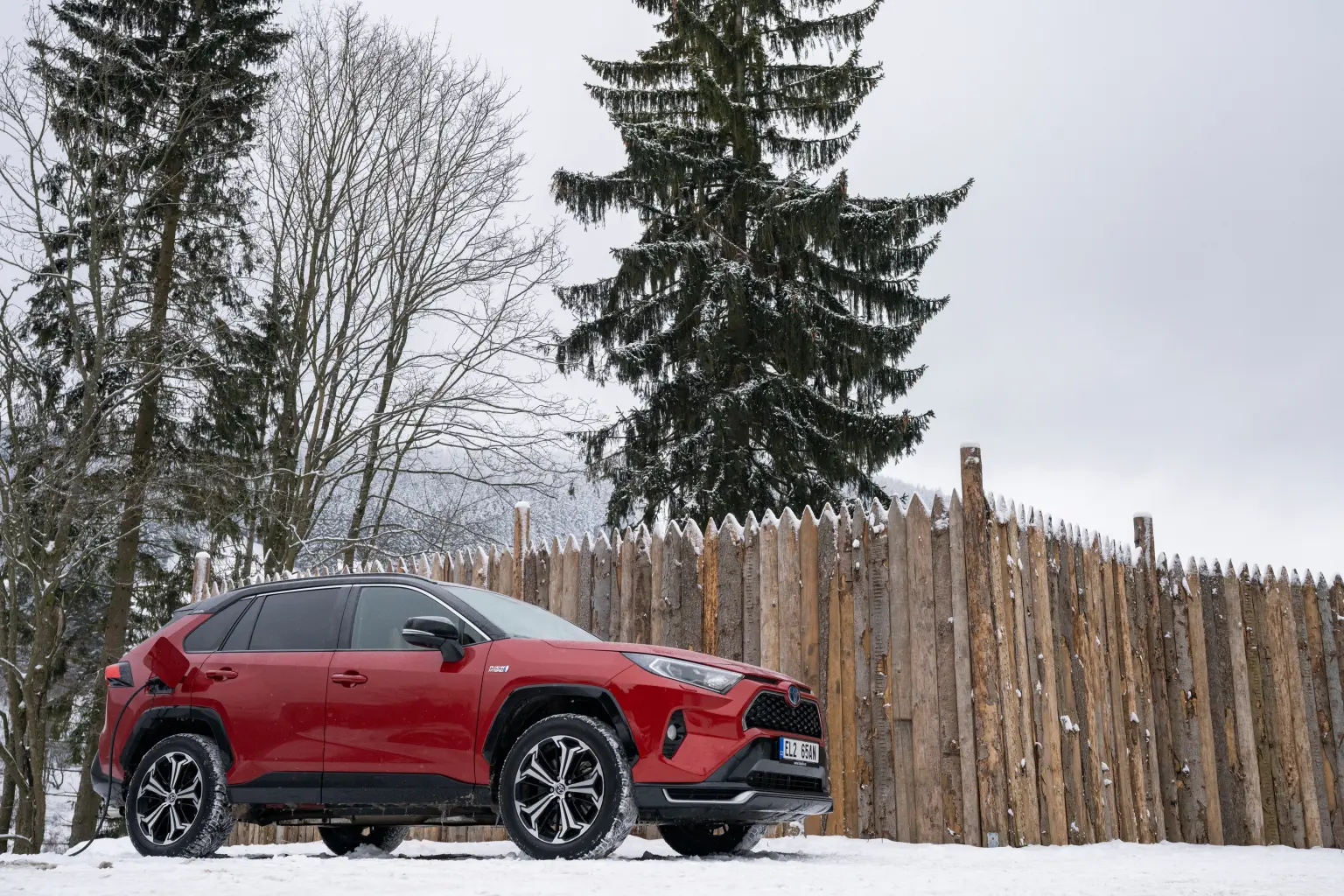 Plug-in hybridní pohon je teď cenově ještě dostupnější. Seznamte se s modely Toyota C-HR, RAV4 a Prius v atraktivní akční nabídce