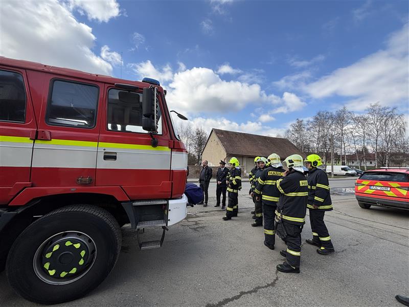 Dobrovolní hasiči po převzetí "nového" hasičského vozu v Senožatech na Pelhřimovsku © kraj Vysočina