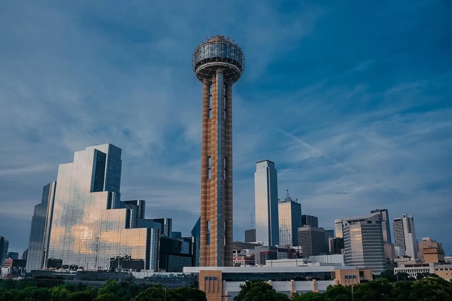 Věž Reunion Tower je jednou ze známých památek v Dallasu s vyhlídkovou plošinou uvnitř, která nabízí 360stupňové panoramatické výhledy na scenérii města. (Foto kredit: Navštivte Dallas)