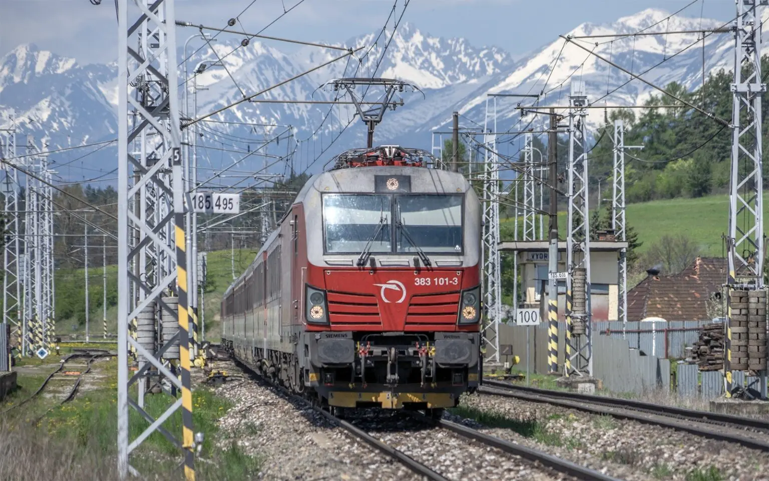 Expresní spoj ZSSK ve Vydrníku na Prešovsku © ZSSK