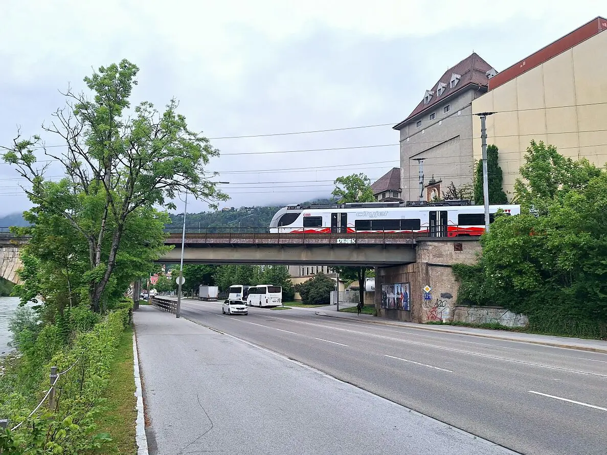 Nová výstavba mostu Rauchmühl přes Hallerstraße © ÖBB/Schmölz