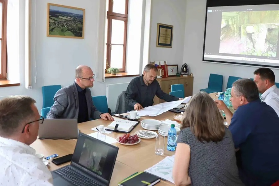 hejtman při návštěvě Dolní Dobrouče na Pardubicku s vedením obce © Pardubický kraj