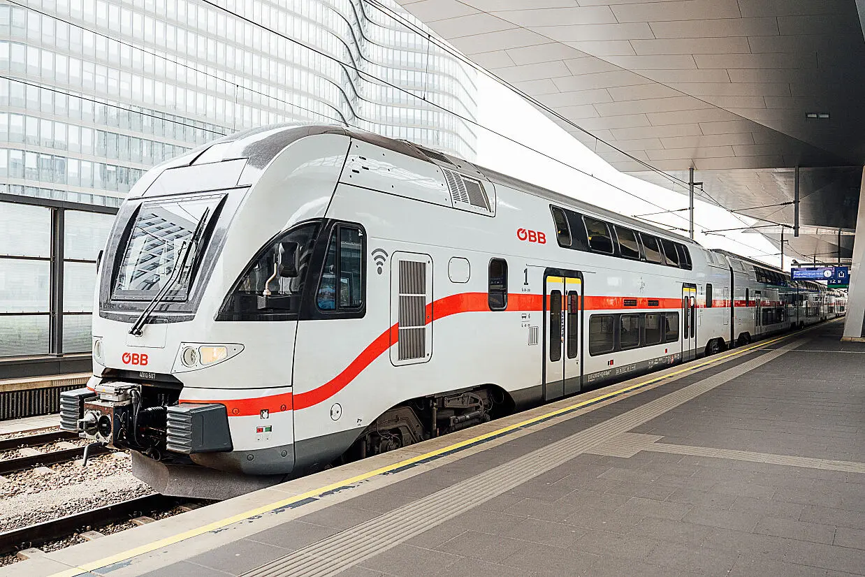 Dvoupatrové vlaky IC typu Stadler KISS 200 od Deutsche Bahn © Daniel Willinger/ ÖBB